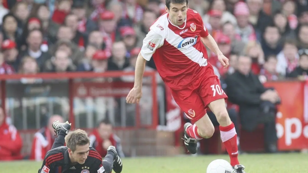 2008 gewann Energie gegen Bayern München mit 2:0. Hier überläuft Doppeltorschütze Branko Jelic den Münchner Philipp Lahm.
15.03.2008 - 1. Bundesliga Rückrunde - Nachholespiel - FC Energie Cottbus gegen FC Bayern München: Branko Jelic und Philipp Lahm