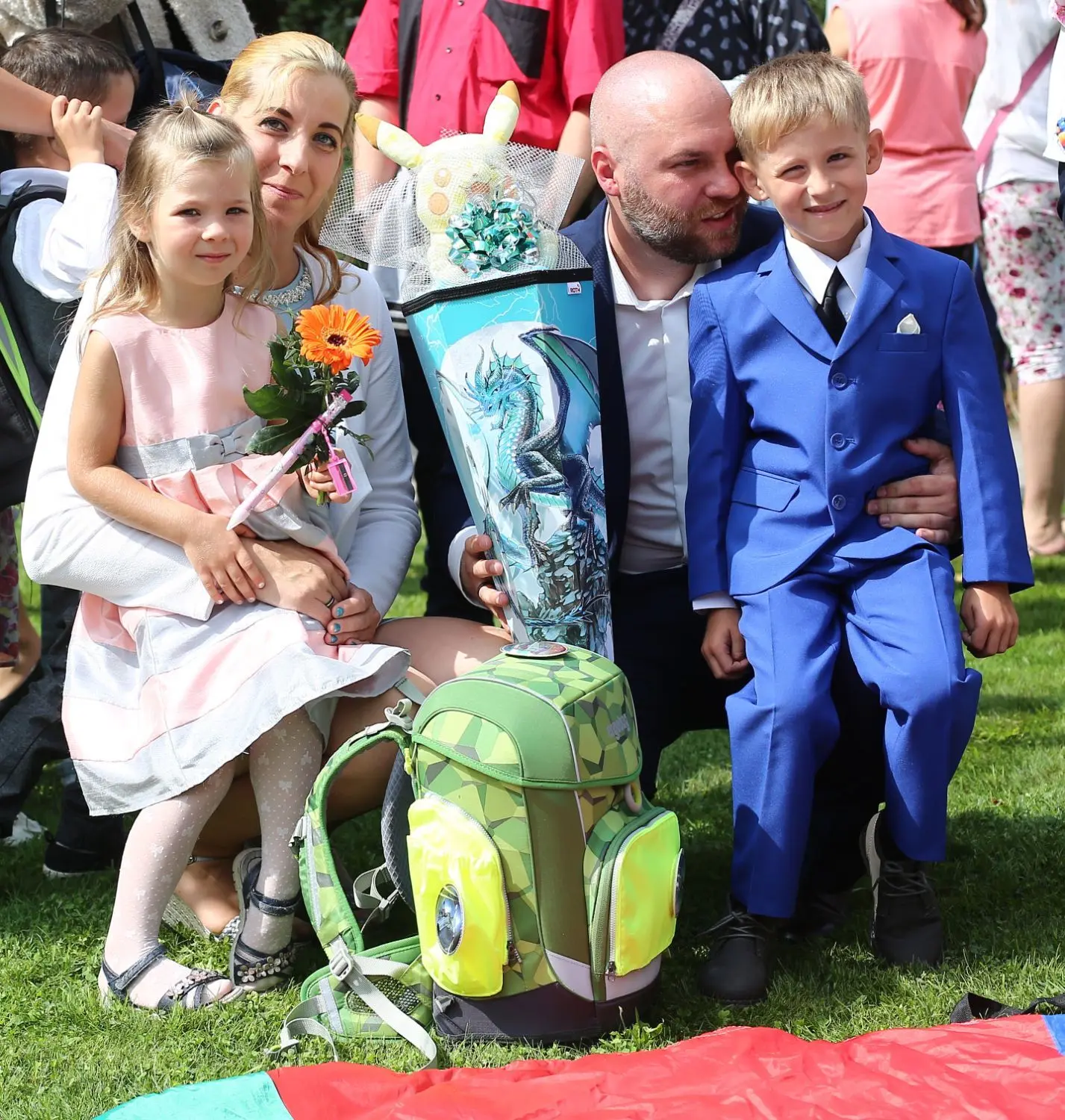 Theo-Odin Petke aus der Evangelischen Schule mit seinen Eltern Katja und Patrick sowie seiner Schwester. ⇥