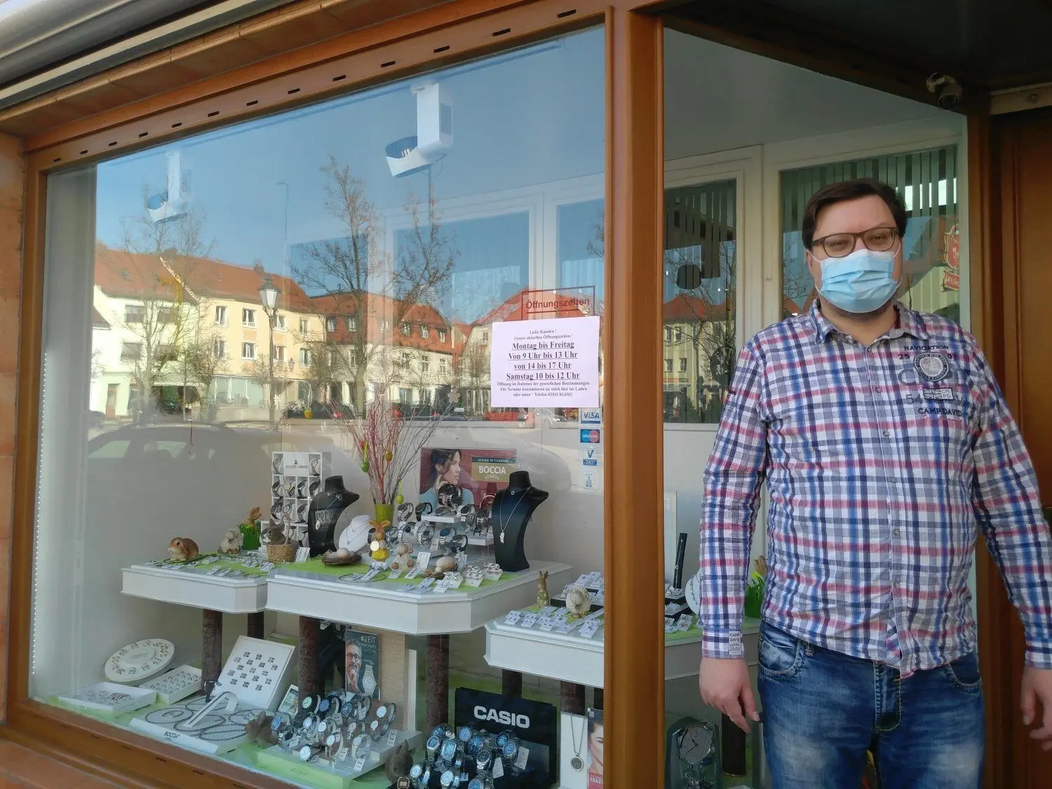 Uhrmachermeister Maik Seifert führt allein sein Uhren- und Schmuckgeschäft am Calauer Marktplatz. Kunden stimmen Termine entweder per Telefon oder im Laden ab. Bedient wird immer nur ein Kunde im Laden - unter Einhaltung aller Hygienebestimmungen.