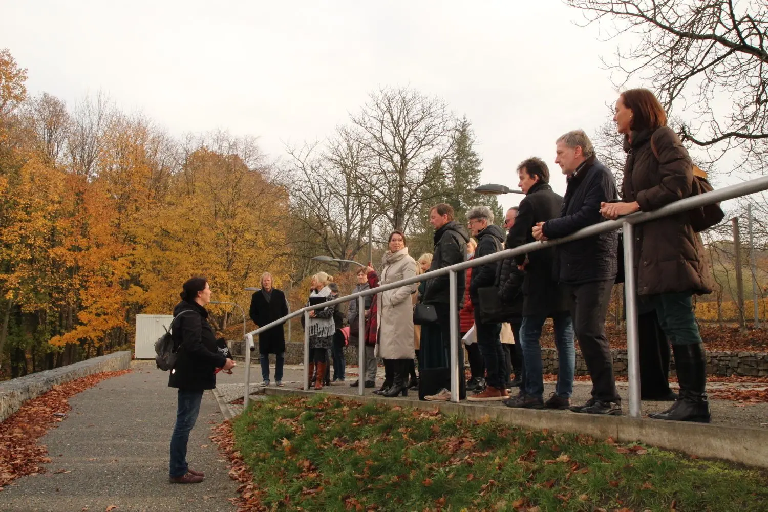 Auf einem Stadtrundgang für Sound-City in Spremberg hatten sich die Musikschullehrer aus ganz Brandenburg im Herbst 2019 schon mal mit Cornelia Hansche, Sprembergs Festkoordinatorin, die Freilichtbühne angeschaut. Zehn Bühnen waren damals geplant.