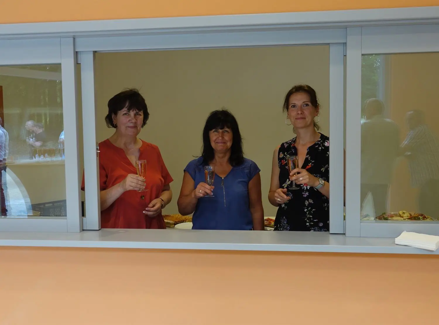 Carmen Rackel, Silke Krüger und Mandy Klau (v.l.n.r.) vom Kromlauer Tourismusbüro können auf ihren neuen Arbeitsplatz anstoßen.