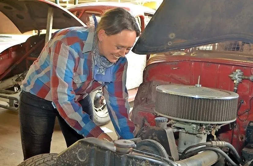Frauenpower par excellence: Peggy Jork ist Mitveranstalterin und Pressesprecherin der Hindenberg-Dirt-Track-Races, aber auch Rennfahrerin und Mechanikerin, die ganz selbstverständlich an ihrem Ford V8 (Baujahr 1940) herumschraubt.⇥