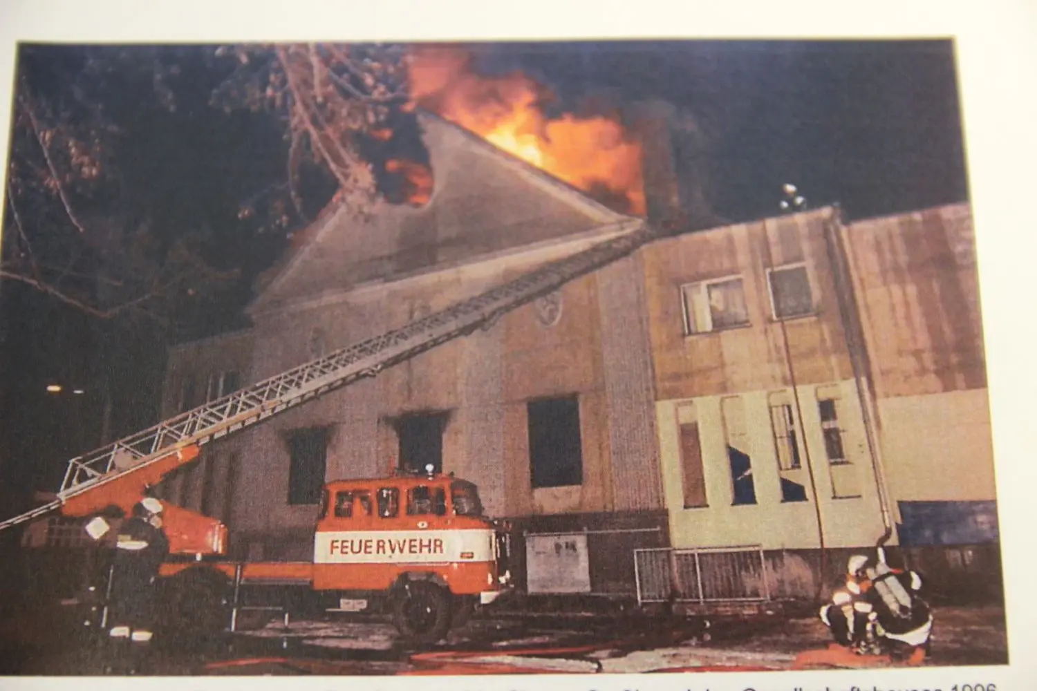 Zahlreiche Feuerwehren waren in der Brandnacht vom 1. auf den 2. Februar 1996 am Senftenberger HdW im Einsatz. Zu retten war das Gebäude nicht mehr.