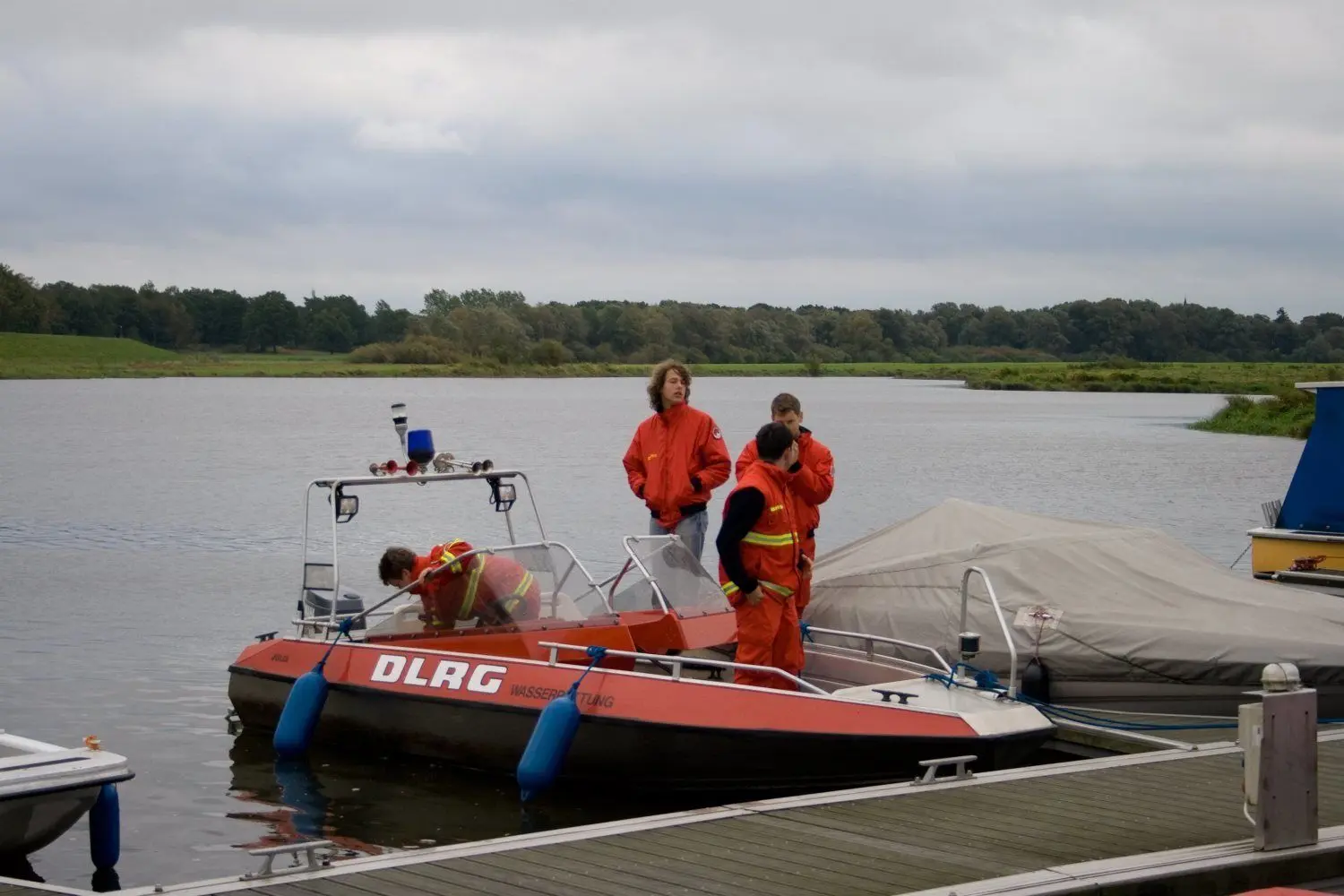 Die Mitglieder der DLRG Cottbus bei einer Katastrophenschutzübung in Cumlosen im Jahr 2007, bei der u.a. ein brennender Tanker gelöscht werden musste.