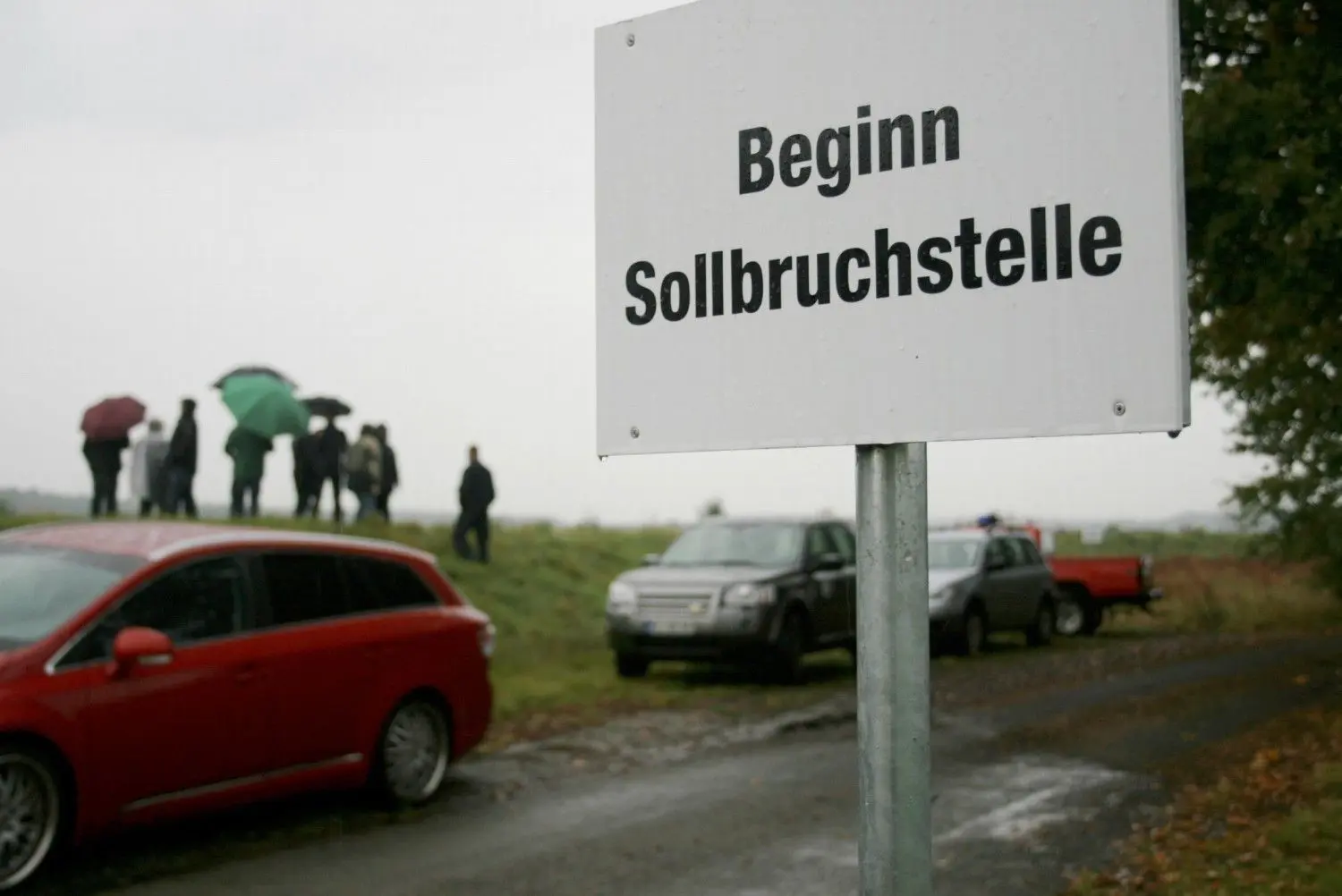 Dieses Schild am Elsterdeich ist inzwischen verschwunden. Die Sollbruchstelle heißt jetzt Deichöffnungsstelle. ⇥