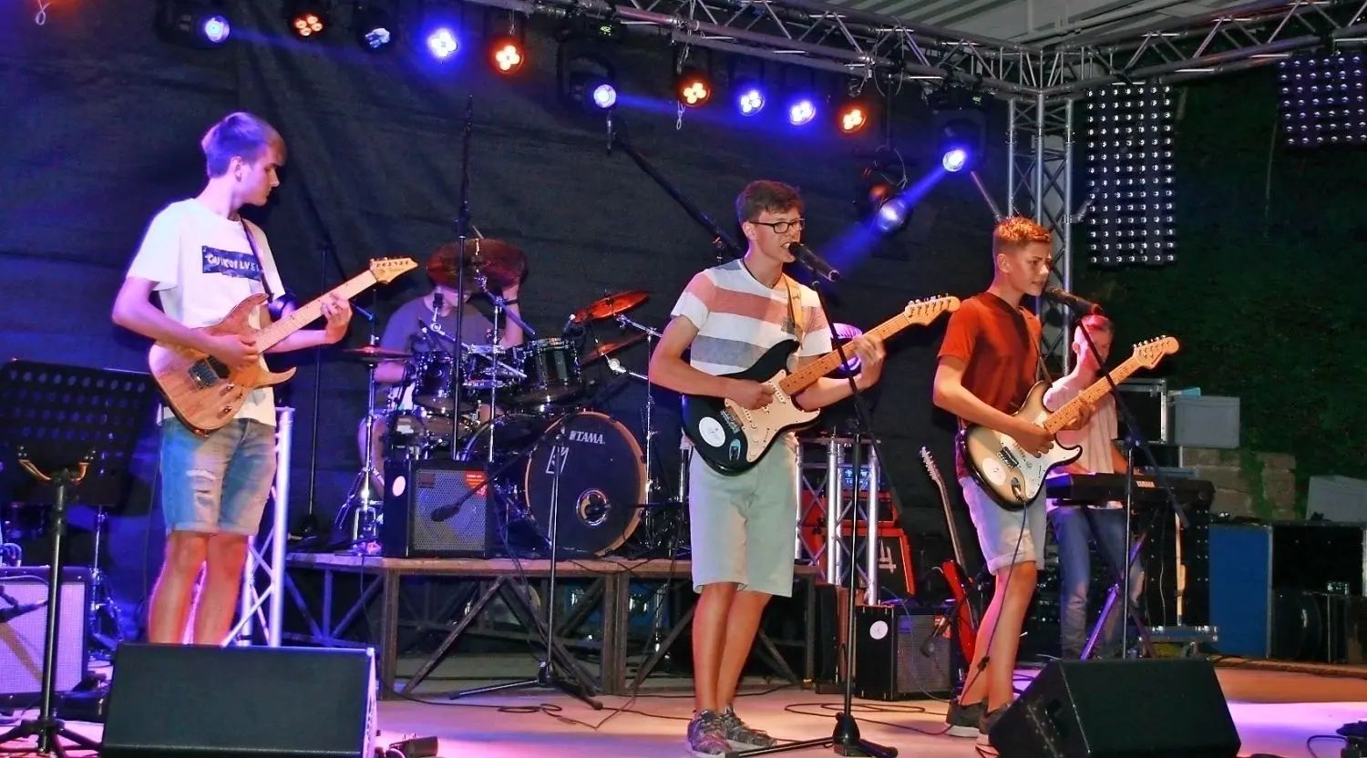 Crew 8 war die erste und jüngste Band. Sie sang sich auf den 4. Platz. Die Musiker sind zwischen 13 und 18 Jahre alt und alle Schüler der Finsterwalder Musikschule „Gebrüder Graun“. ⇥