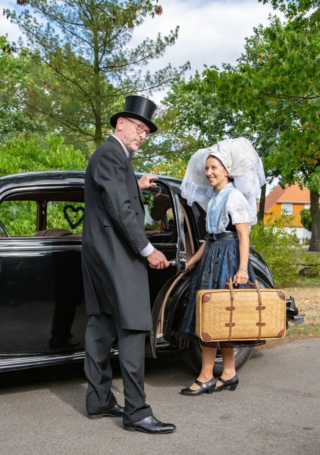 Für historische Darstellungen ist Frank Zeugner immer zu haben - hier als Darsteller beim Radduscher Künstlerpleinair mit der Burgerin Candy Hentschel. Mit seinem Daimler-Benz V 170 bringt er gern als „Chauffeur Fritz“ Paare zum Standesamt. Seine eigene Liebe eroberte aber mit den Ohren.