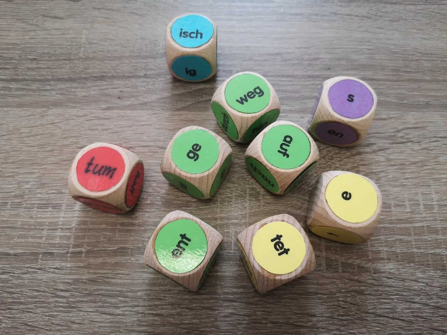 Diese Würfel helfen dabei, Wörter richtig in ihre Bestandteile zu zerlegen und wieder zusammenzusetzen. Kinder, die Schwierigkeiten im Lesen und Schreiben haben, können sich oft nicht orientieren und verstehen die Reihenfolge der Buchstaben nicht.