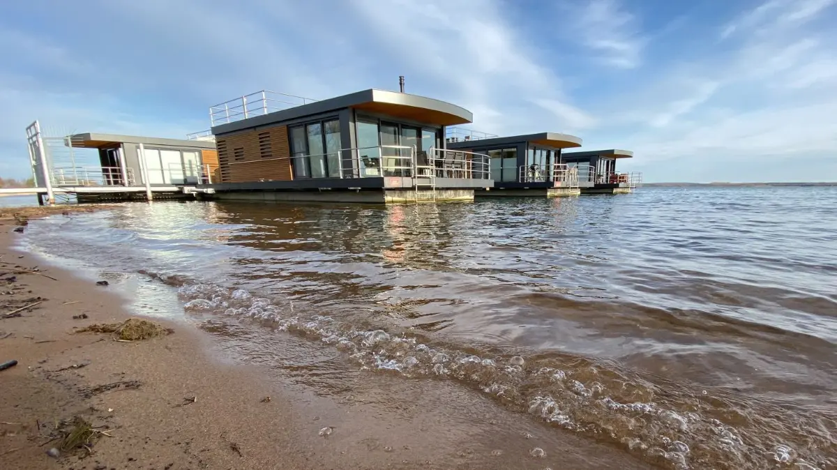 Auch auf dem Gräbendorfer See bei Laasow gibt es inzwischen schwimmende Häuser .
Die schwimmenden Häuser auf dem Gräbendorfer See bei Laasow.