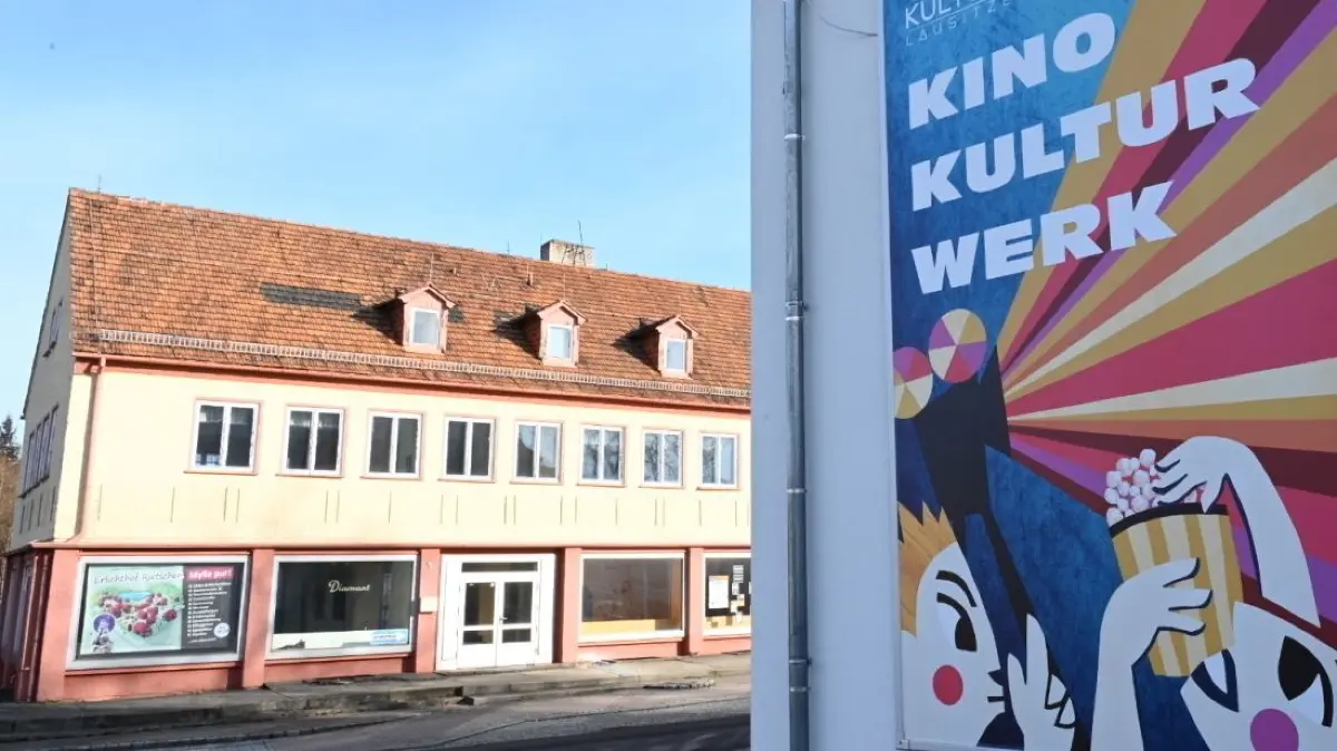 Das Kulturwerk ist Kino, Tanzsaal, Veranstaltungsgebäude und noch viel mehr für Rietschen. Das Gebäude gegenüber wird noch ausgebaut - unter anderem mit einem Angebot für Co-Working.
Das Kulturwerk ist Kino, Tanzsaal, Veranstaltungsgebäude und noch viel mehr für Retschen. Gegenüber das Gebäude wird noch ausgebaut - unter anderem mit einem Angebot für Co-Working.