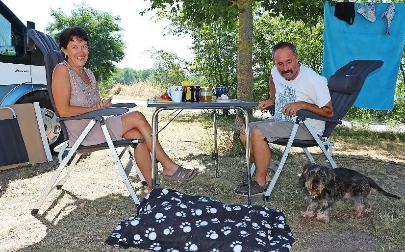 Klein, privat, gemütlich  das schätzen Heidi und Roland Schneider aus Donauwörth am Caravanparadies Dreiweiberner See. Hund Max ist auch dabei. ⇥