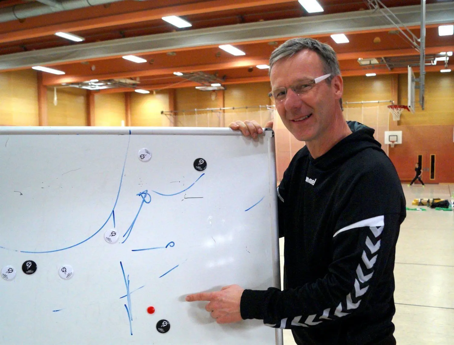 Will seine Spieler mit anspruchsvollem Training fördern: Der Lübbener Mirko Wolschke, jetzt 50 Jahre alt, an der Taktiktafel.