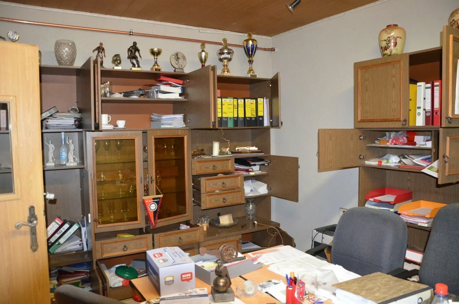 Diebe haben das Büro im Sportlerheim in Guben durchwühlt und ein totales Chaos hinterlassen.