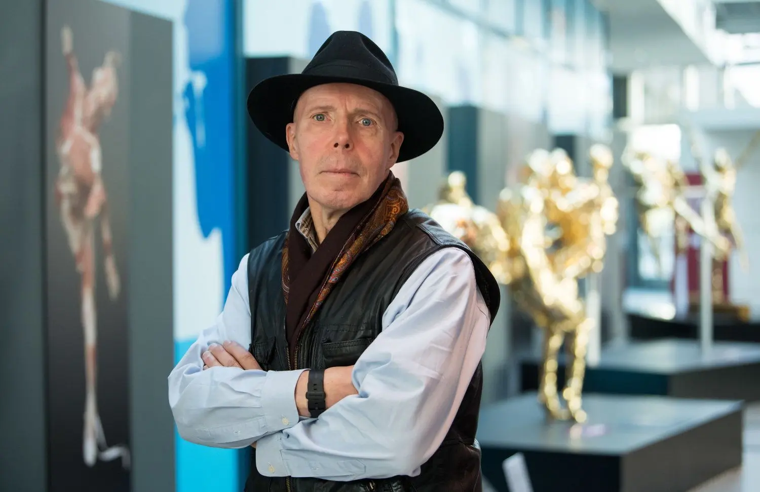 Plastinator Gunther von Hagens steht am anlässlich einer Pressekonferenz im Menschen Museum vor in Goldfolie gewickelten Plastinaten. Der jahrelange Rechtsstreit zwischen dem Menschen-Museum von Gunther von Hagens und dem Bezirksamt Berlin-Mitte ist beendet.