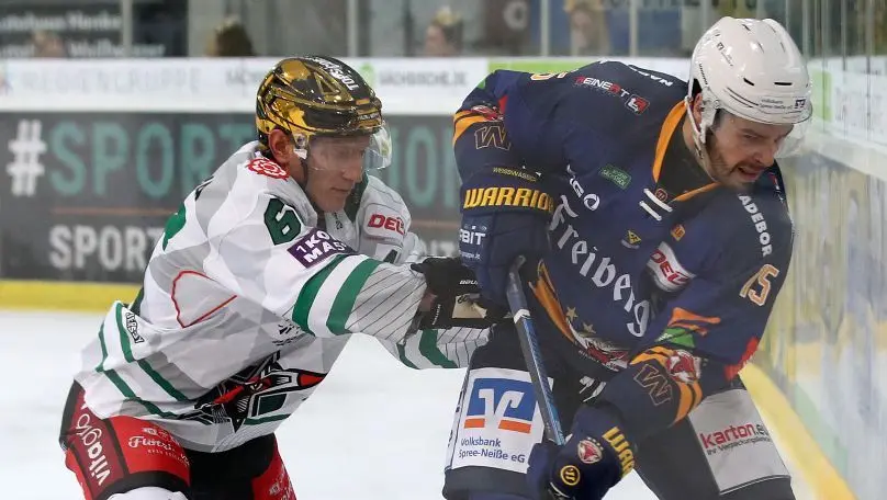 Samuel Dove-McFalls (rechts, Lausitzer Füchse) bekam einen Puck ins Gesicht und musste verletzt das Eis verlassen.