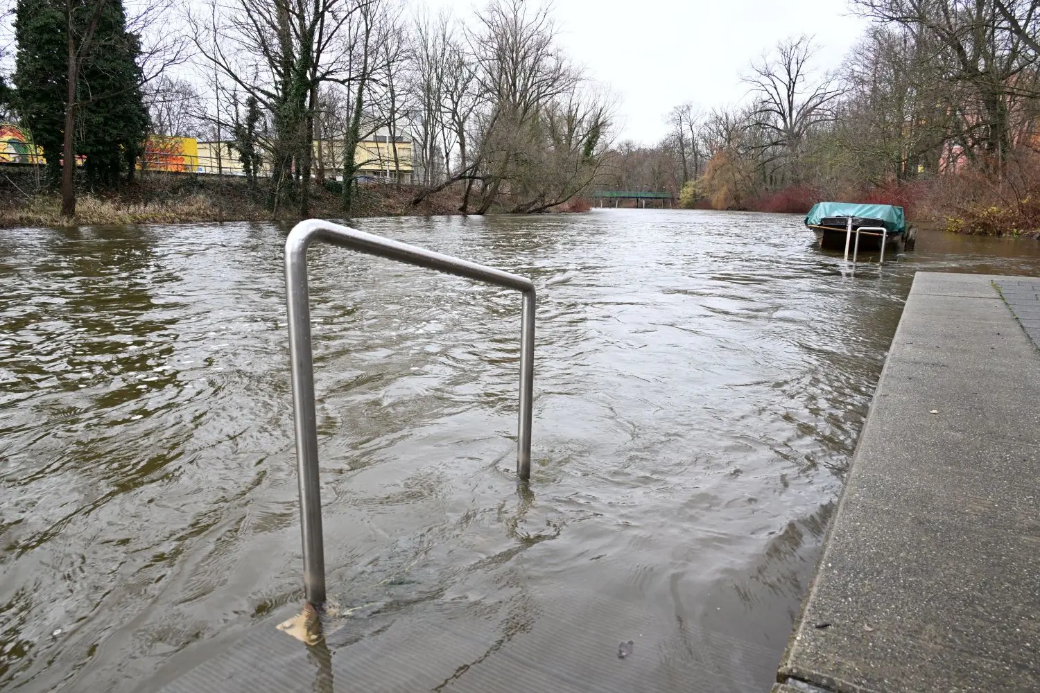 Der Bootsanleger an der Sandower Brücke ist überspült.