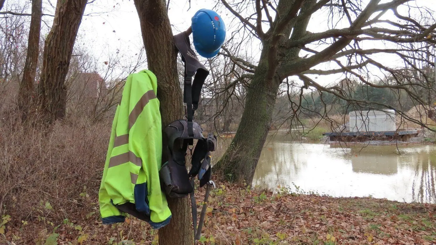 Die Brückenbaustelle in Cantdorf steht öfter still, auch weil der Beton aushärten muss.