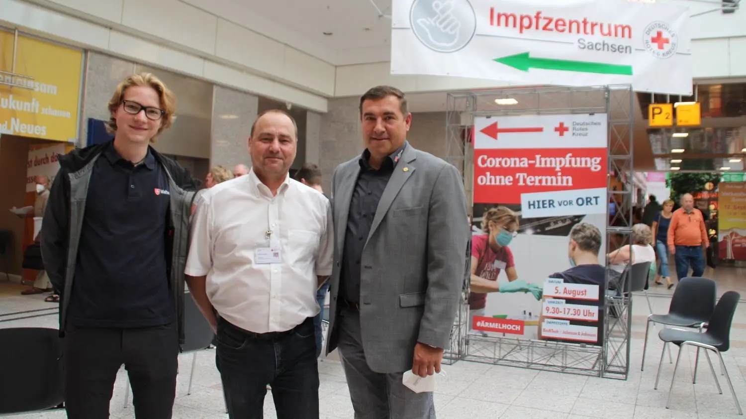 Sie freuen sich über den großen Erfolg der ersten Impfaktion in Hoyerswerda: Peter Mark (r.), Geschäftsführer des DRK Bautzen, Holger Beier (M.) vom Impfzentrum Kamenz und Benedikt Schmid, Koordinator für die mobilen Impfteams.