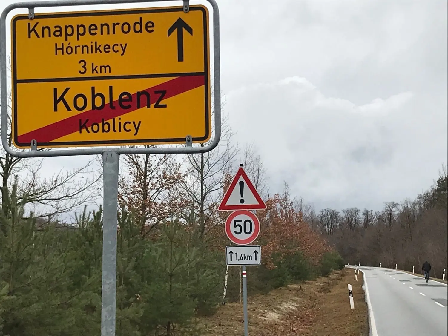 Wegen der Gefahr von Straßeneinbrüchen darf auf der Kreisstraße von Koblenz nach Knappenrode nicht schneller als 50 km/h gefahren werden.