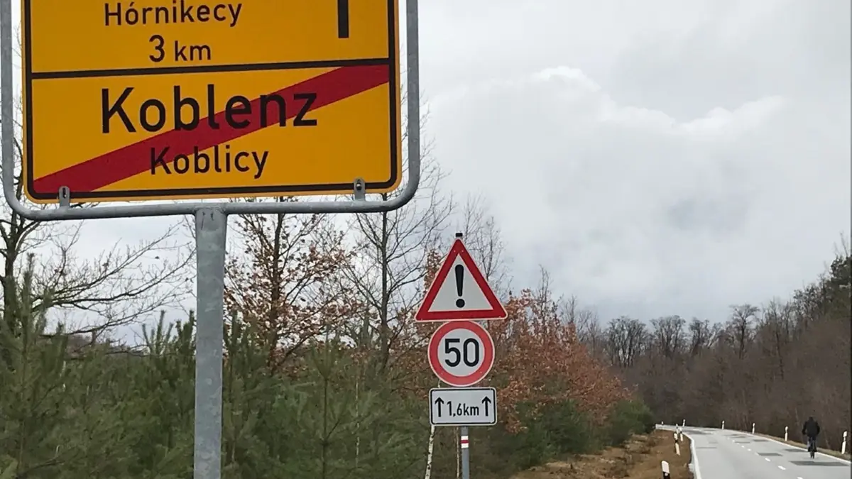 Wegen der Gefahr von Straßeneinbrüchen darf auf der Kreisstraße von Koblenz nach Knappenrode nicht schneller als 50 km/h gefahren werden.
Wegen der Gefahr von Straßeneinbrüchen darf auf der Kreisstraße von Koblenz nach Knappenrode nicht schneller als 50 km/h gefahren werden.