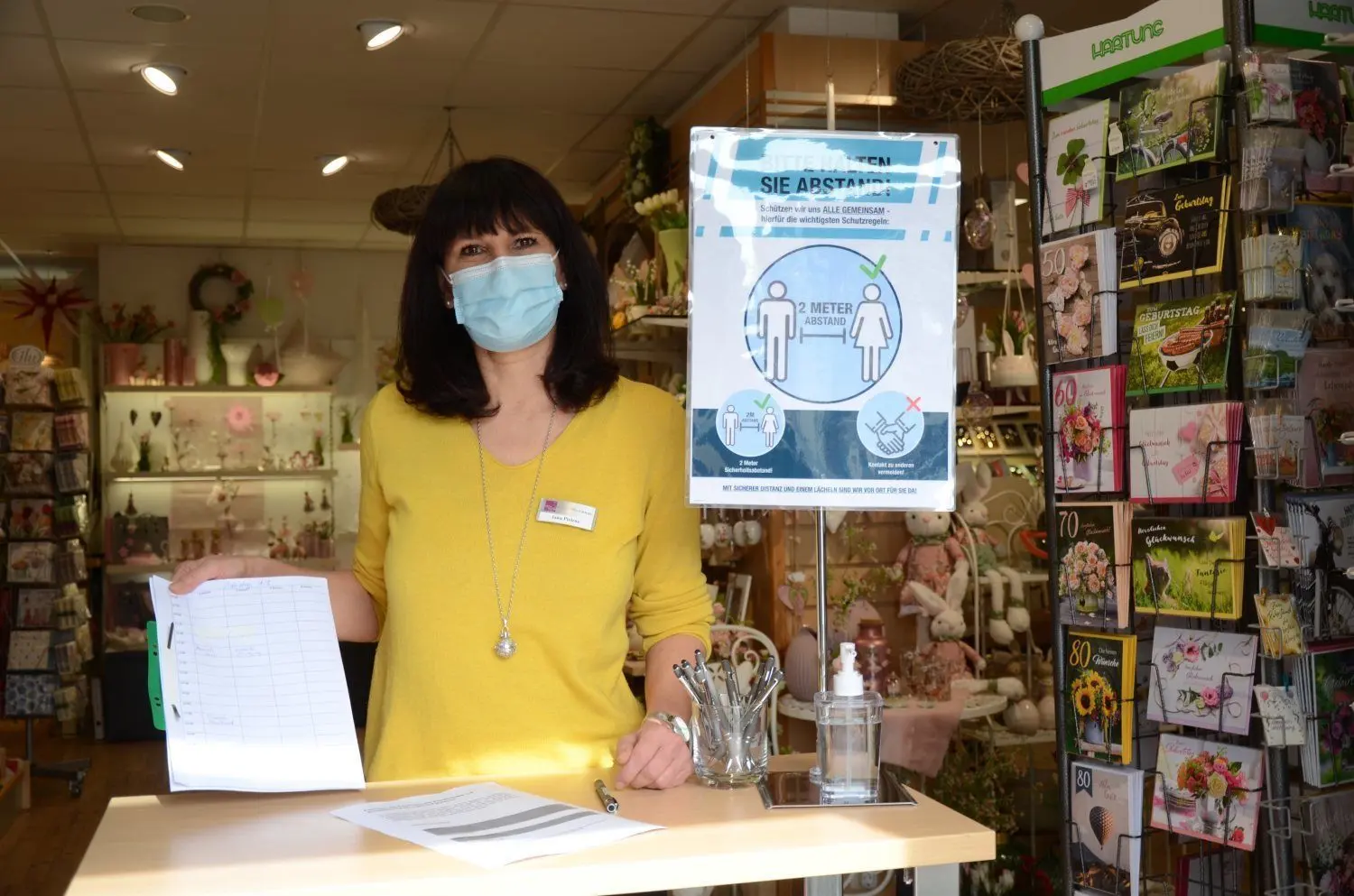 Wer stöbern will, muss einen Termin machen. Einzelhändlerin Jana Pielenz empfängt seit Montag in der Lübbenauer Altstadt wieder Kunden in dem Haushaltswarengeschäft, das sie mit Ehemann Uwe Pielenz führt.