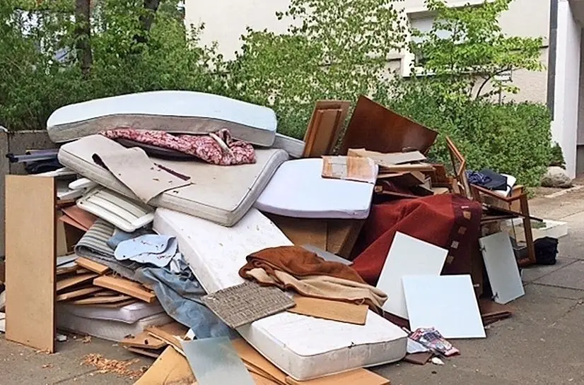 Der Müllberg neben dem Wertstoffplatz in der Greifenhainer Straße wächst von Tag zu Tag.