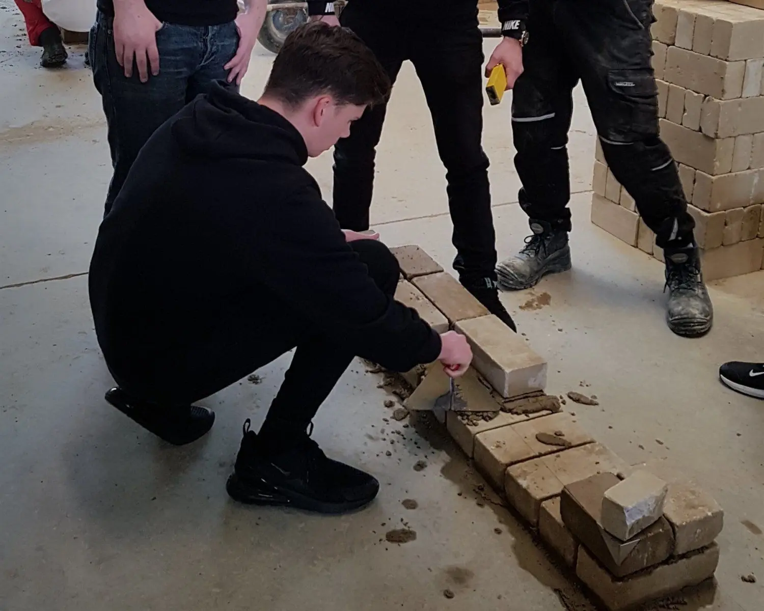 Im Lehrbauhof Großräschen (Oberspreewald-Lausitz) schnuppern die Teilnehmer des beruflichen Gymnasiums plus Handwerk am Oberstufenzentrum Cottbus Praxisluft in Berufen des Bauhandwerks.