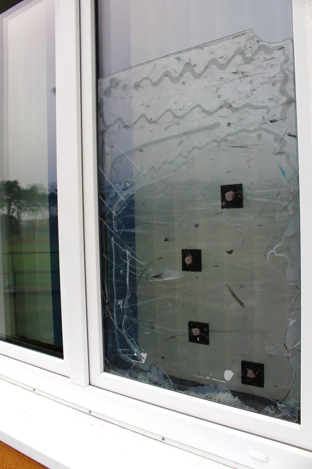 Das Vereinsheim im Hintergrund wird immer öfter von Vandalismus heimgesucht. Hier ist das Fenster eingeworfen worden.