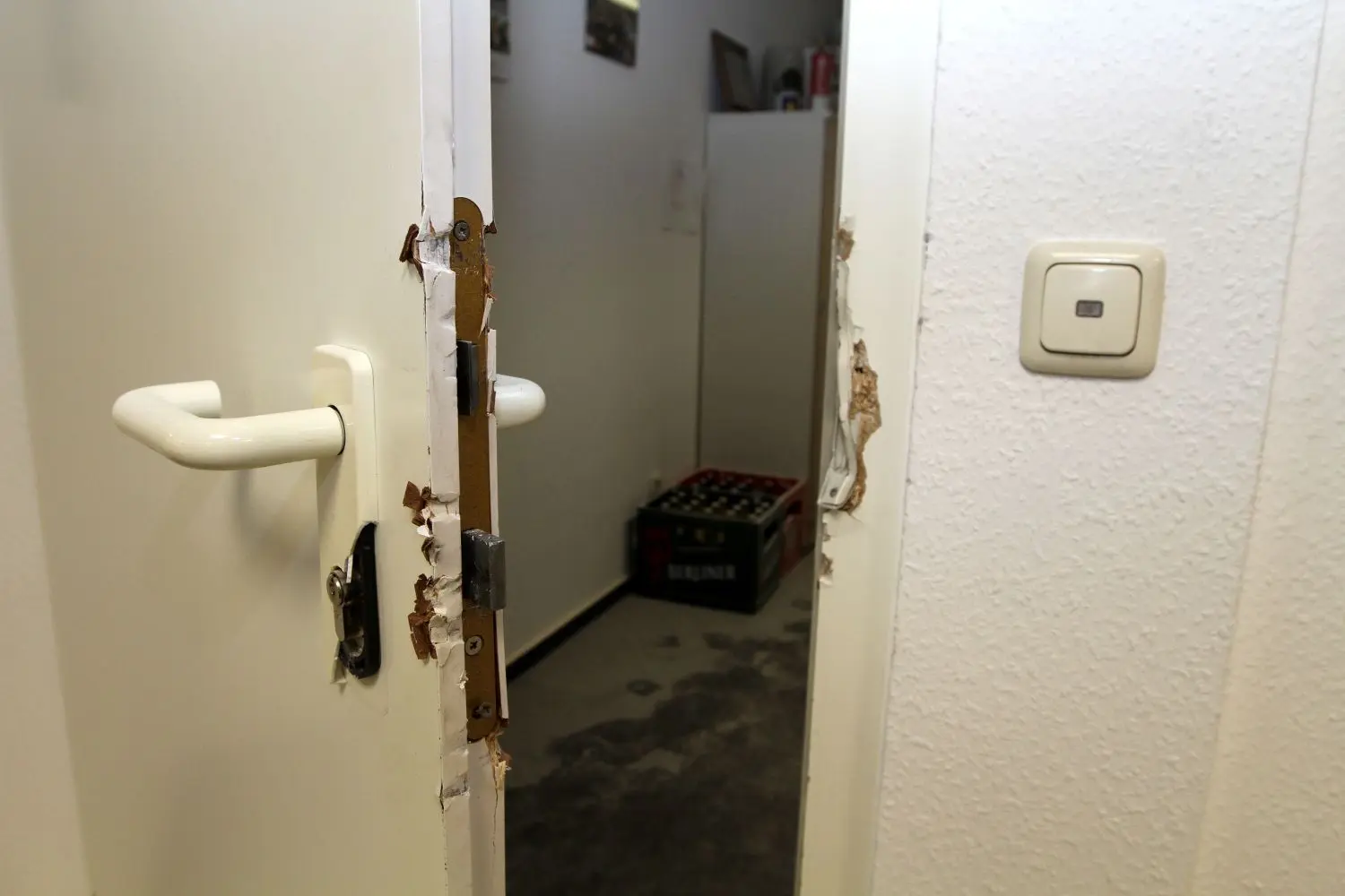 Mit brachialer Gewalt drangen die Diebe in die Räume des Gerätehauses ein.
