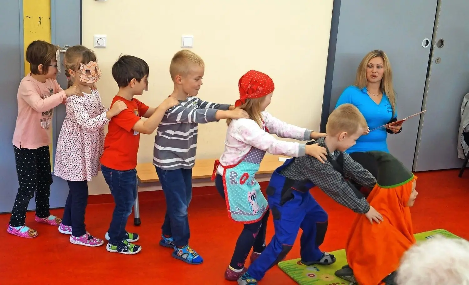Die Kinder der Kita „Kleiner Maulwurf“ in Duben haben zum Seniorentag ein Programm vorbereitet. Es wurde gesungen, Märchen erzählt und kleine Geschichten nachgespielt. ⇥
