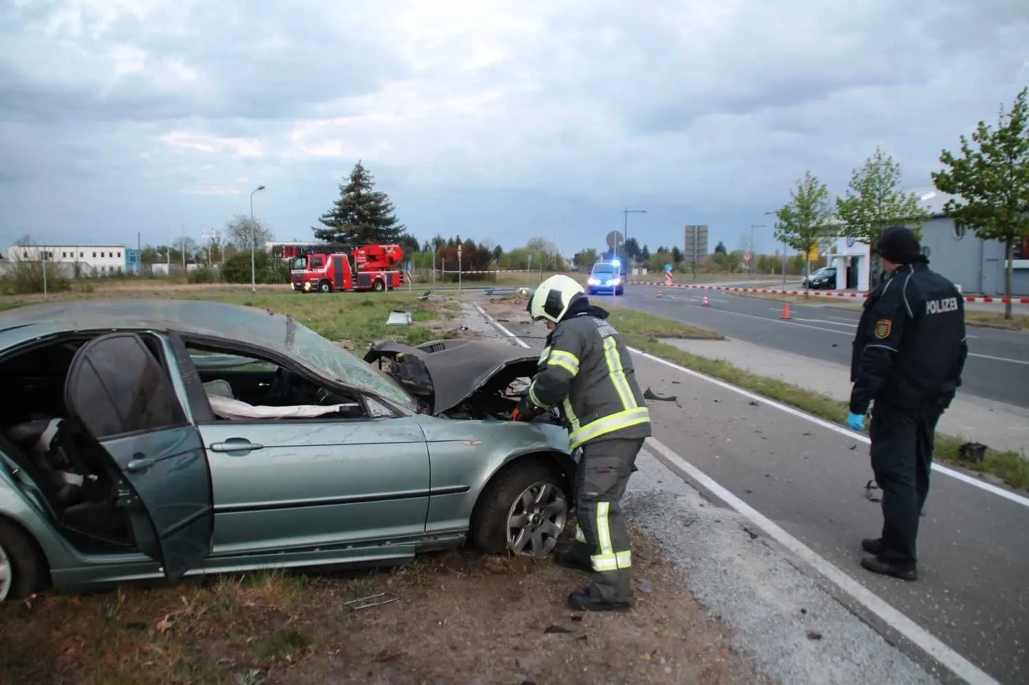 Der BMW nachdem er in Hoyerswerda von der Straße abgekommen war. Vom Fahrer fehlte jede Spur.