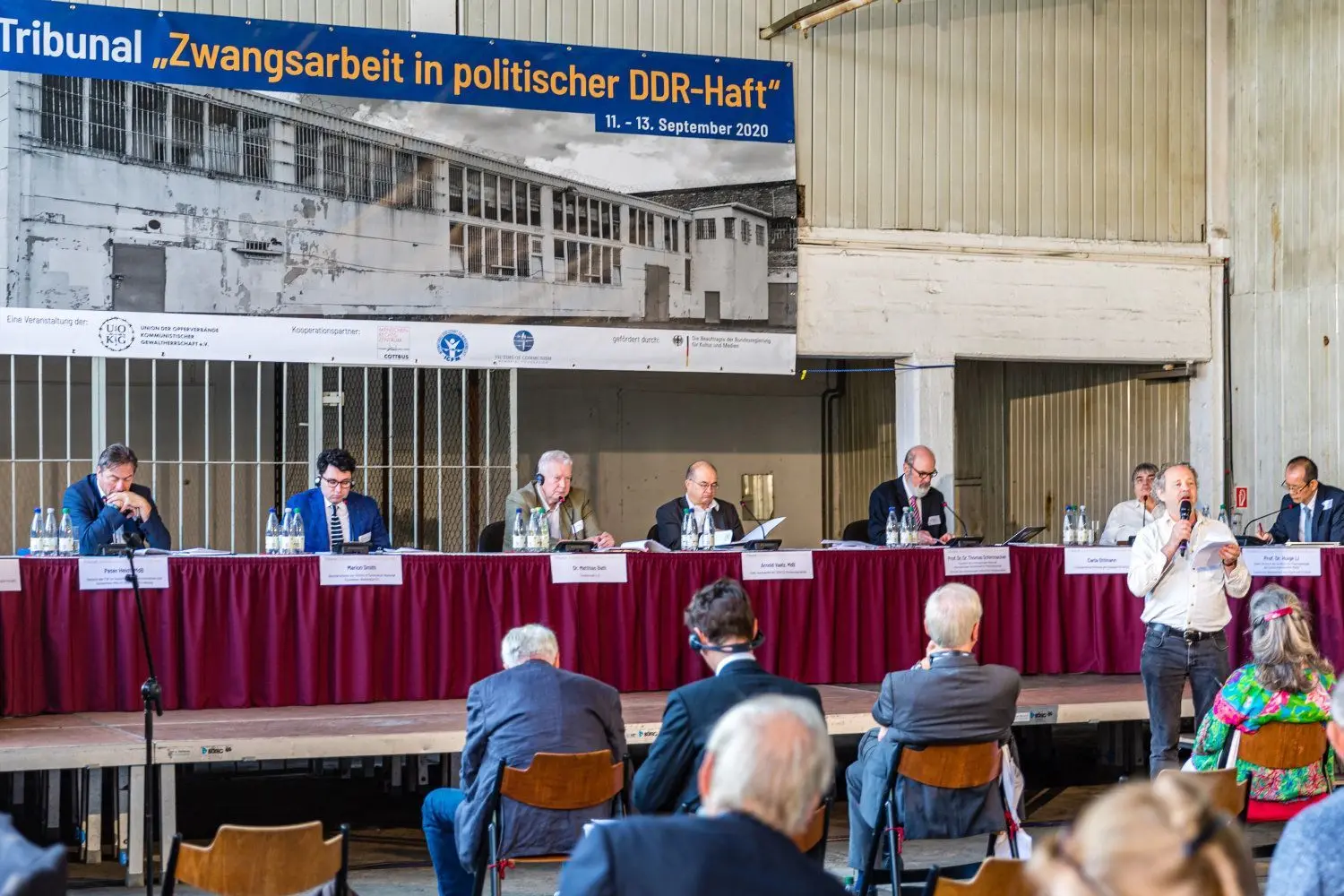 Tribunal „Zwangsarbeit in politscher DDR-Haft": Eine Jury aus international anerkannten Experten hört in der Pentacon-Halle des ehemaligen Zuchthauses Cottbus aus politischen Gründen Inhaftierte an. Im Ergebnis der Anhörungen soll der Forderung nach der Anerkennung erlittenen Unrechts und die Entschädigung gegenüber Politik und Wirtschaft erneut Nachdruck verliehen werden.
