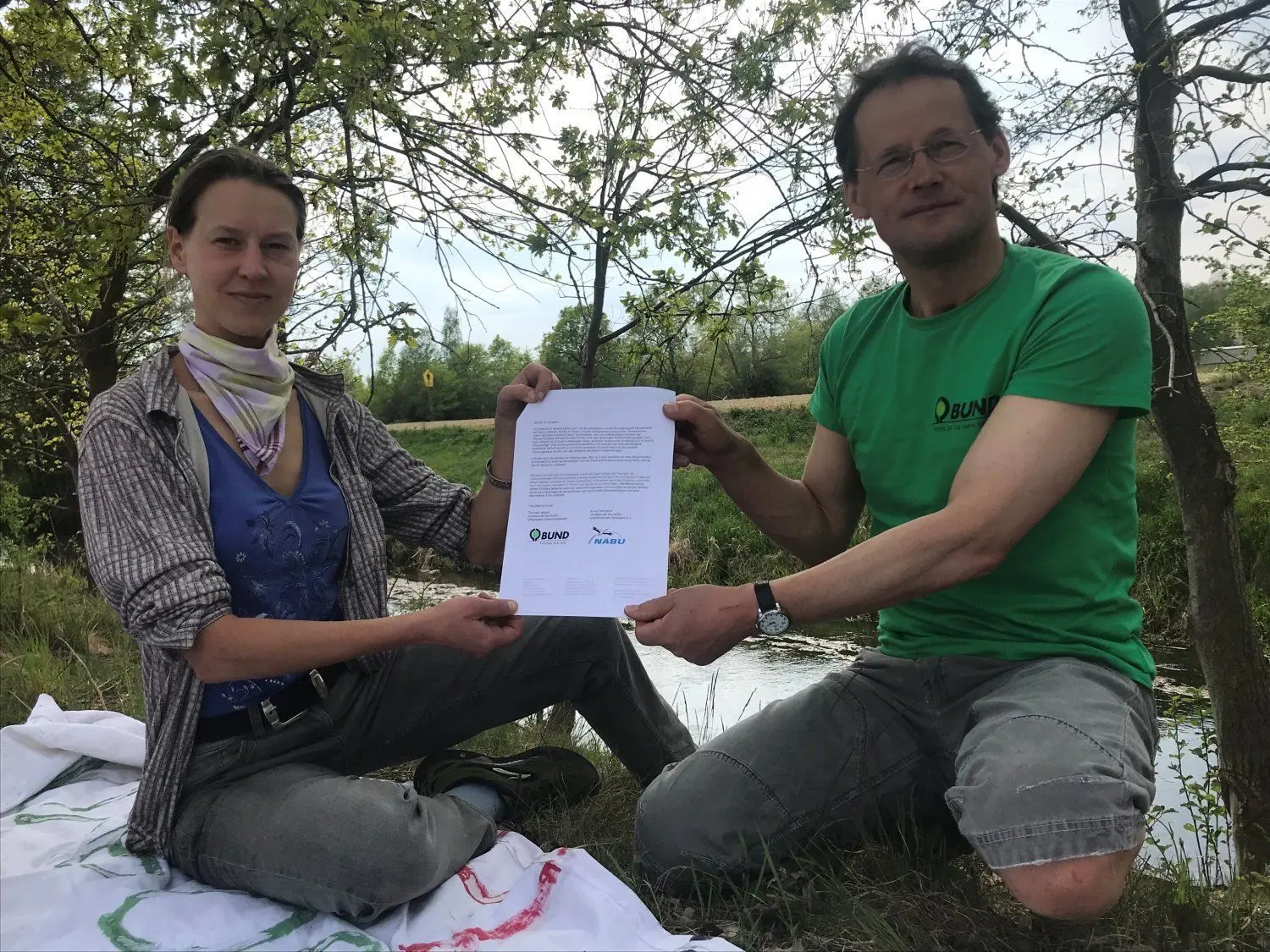 Mit einer gemeinsamen Petition wollen BUND und Nabu die Stadt Lübben bewegen, den Klimanotstand auszurufen. Das Klimaschutzkonzept soll überarbeitet und alle Entscheidungen in Bezug auf ihre Klimafreundlichkeit überprüft werden. Anne Kienappel von der Naturschutzjugend und Thomas Liebsch vom BUND stehen gemeinsam mit Arnulf Weingardt vom Nabu und anderen hinter der Initiative.