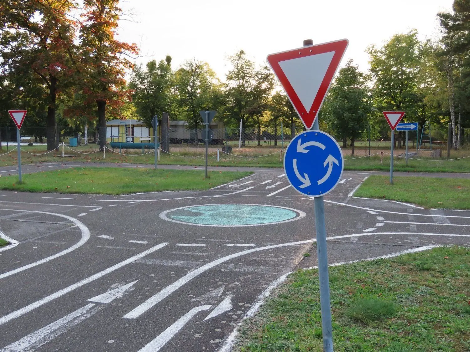 Zum Verkehrsgarten in Welzow am Sportplatz gehört auch ein Kreisel. Die Asphaltdecke muss erneuert werden. Dafür sucht der Vereins für Jugendverkehrserziehung gerade Sponsoren.