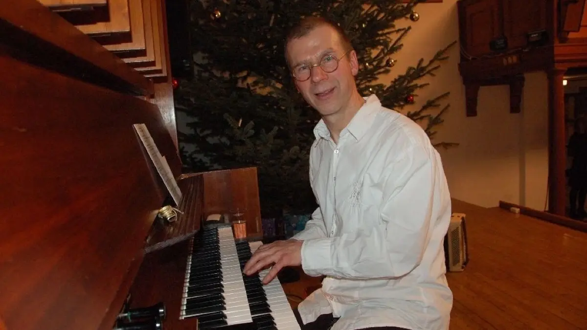 Begeistert sein Publikum: Crossover-Organist Joachim Thoms aus Berlin-Weißensee hat erstmals das Silvesterkonzert in der Bad Freienwalder Kozerthalle in St. Georg bestritten.
Crossover-Organist Joachim Thoms am 31.12.2019 in der Kozerthalle in St. Georg bad Freienwalde