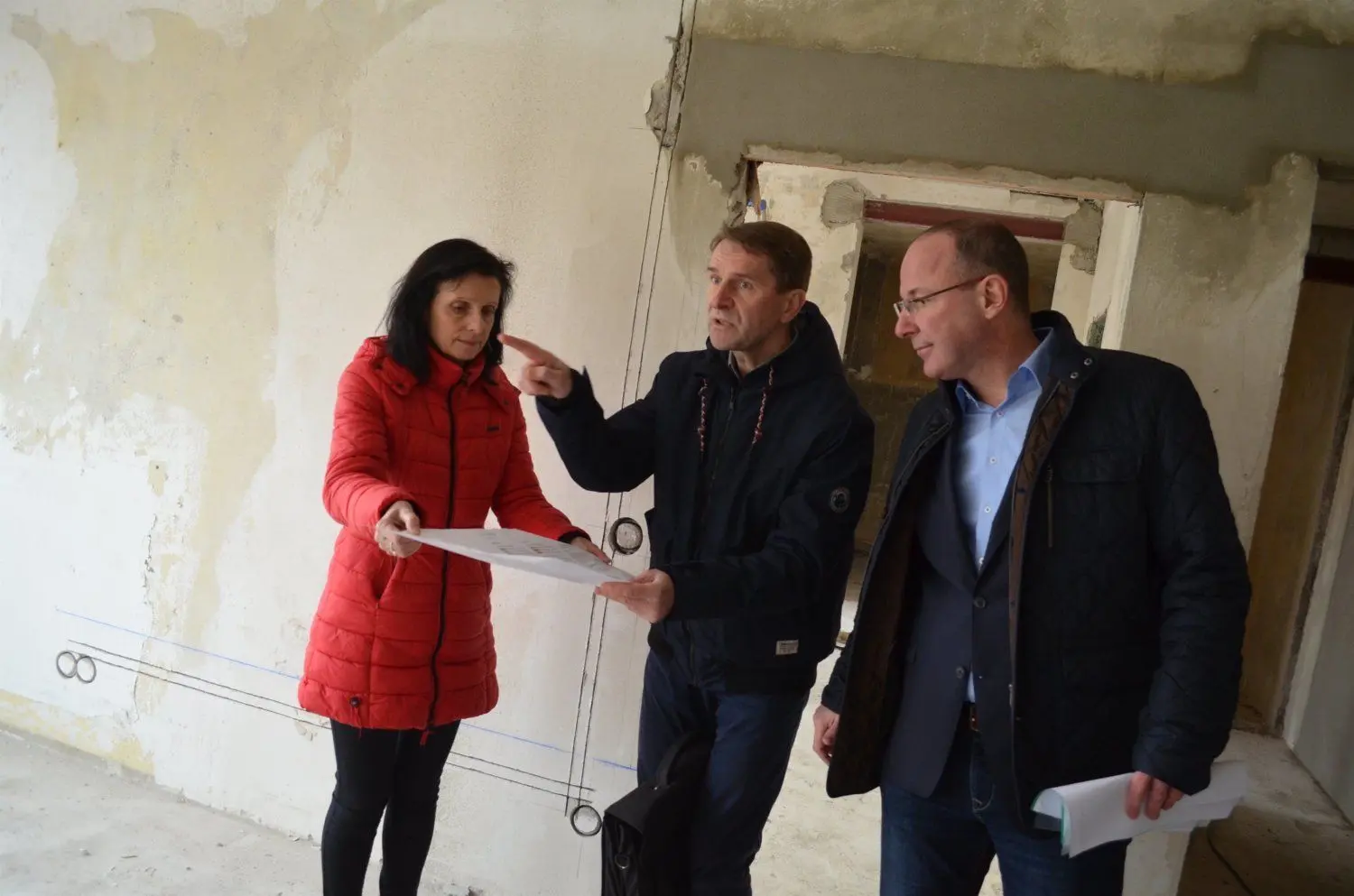 Januar 2020: Geschäftsführer Steffen Markgraf (r.) und Projektleiter Waldemar Kampa sowie Unternehmenssprecherin Petra Scholz stellen die Baupläne vor.