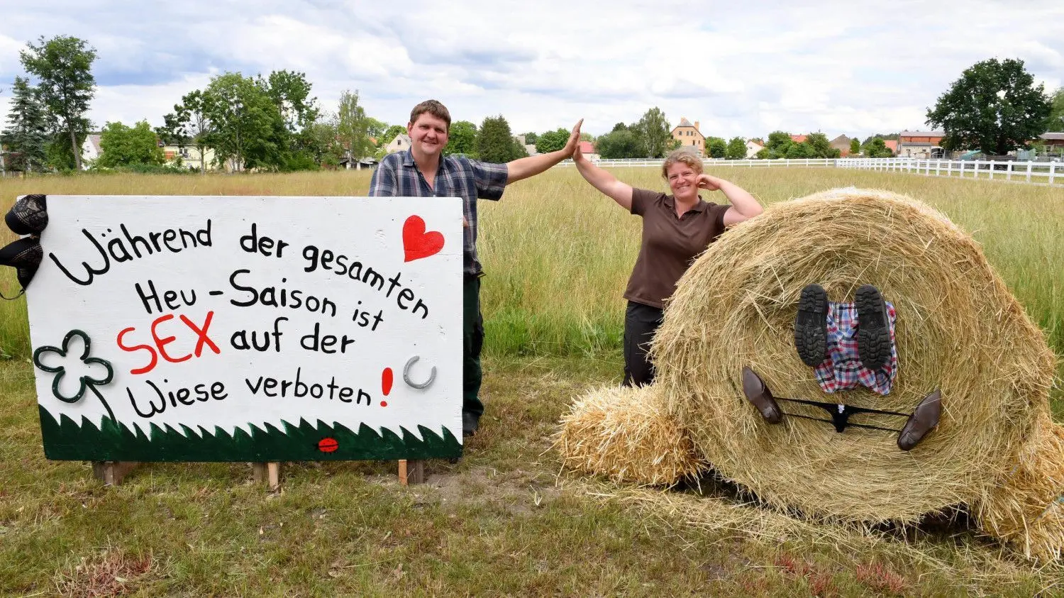 Mit diesem originellen Spruch auf dem Bettlaken und der in Szene gesetzten Unterwäsche zaubern Landwirt Silvio Wießner (34) und Partnerin, Tierwirtin Sina Kroß (28), bei Döllingen ein Lächeln ins Gesicht.