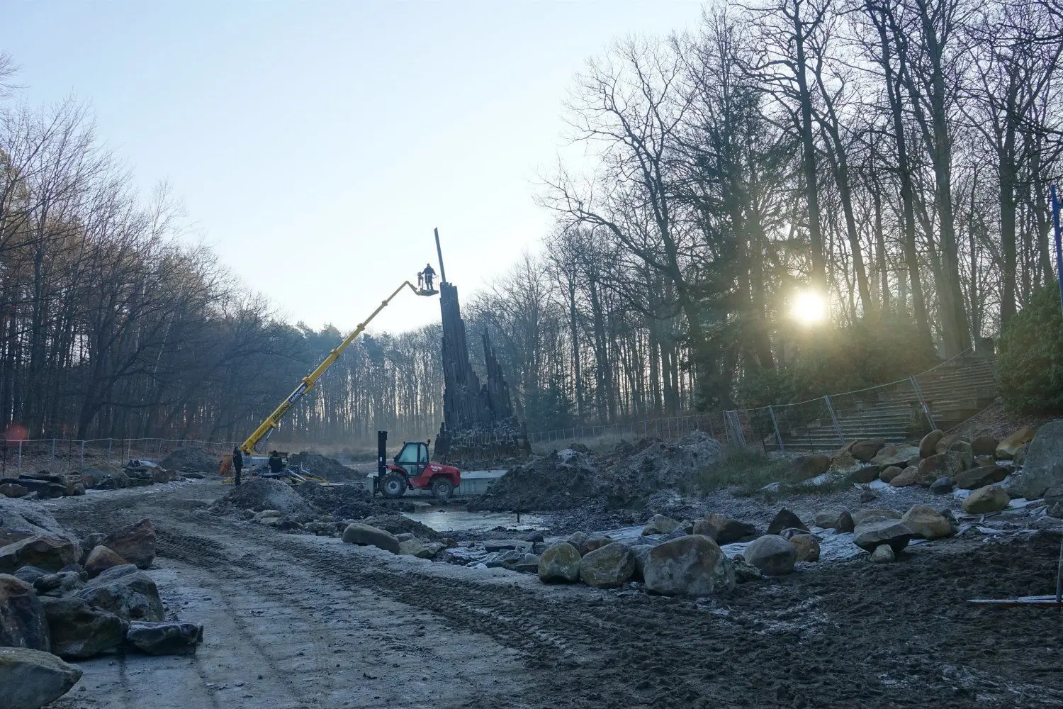 Die Stele muss abschließen an der Basaltgruppe verankert werden.