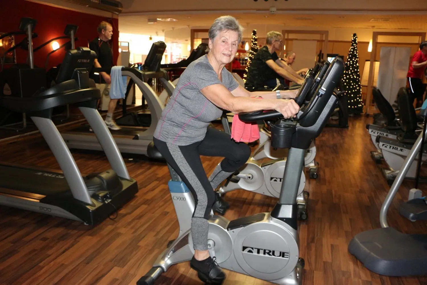 Erwärmung auf dem Fahrrad: Ihr Training im Sportstudio City Fitness Hoyerswerda begann Bärbel Glatter (73) kurz vor Weihnachten. Sie möchte fit bleiben.