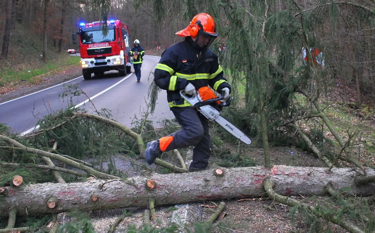 In Nordrhein-Westfalen, hier bei Iserlohn, beseitigt die Feuerwehr umgestürzte Bäumen auf den Straßen.