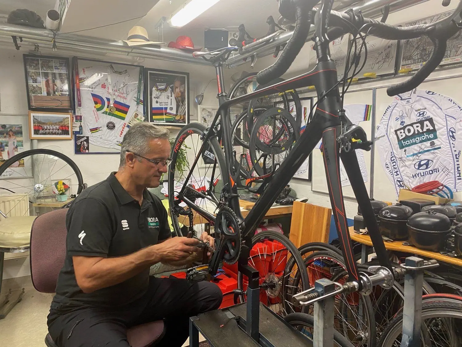 Der 60-jährige Udo Knepper ist der Mechaniker, dem die Radprofis seit Jahrzehnten vertrauen. In dieser Woche schraubt der Cottbuser bei der Deutschland-Tour.