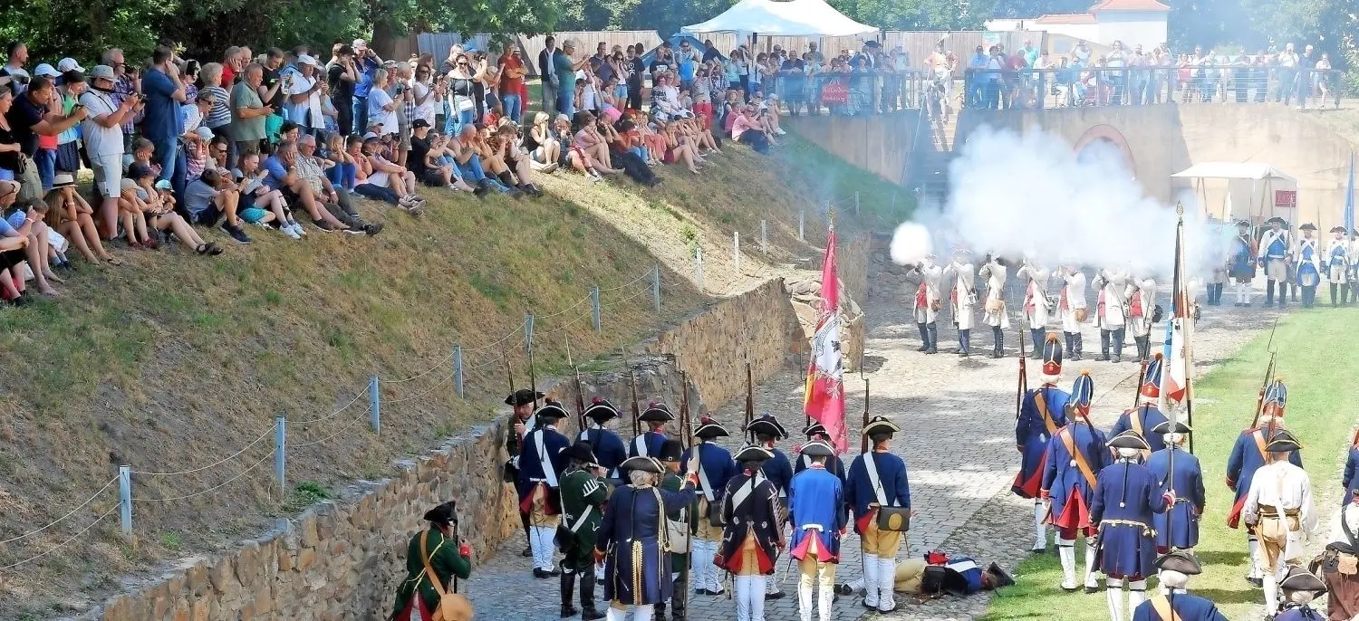 Hunderte Schaulustige verfolgen auf dem Festungswall, wie das Königlich Preußische Infanterie Regiment sich gegen die Infanterie des Churfürstlichen Sächsischen 3. Kreisregiments schlägt. ⇥