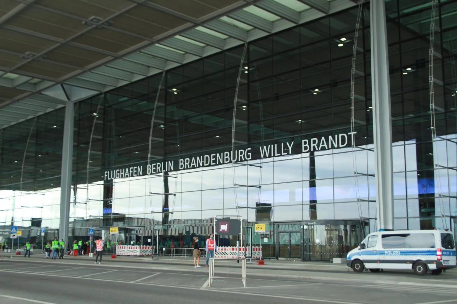 Der BER steht kurz vor der Eröffnung und wird den Landkreis Dahme-Spreewald verändern - voraussichtlich weit mehr als derzeit vorstellbar. Gewerbe, Industrie und Privatleute werden sich ansiedeln wollen. Dafür will die Kreisverwaltung jetzt die richtigen Weichen stellen.