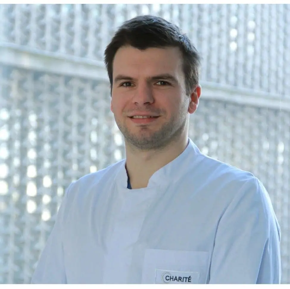 Christian Hinze gehört zu den Steenbeck-Absolventen. Heute arbeitet er als Mediziner an der Charité in Berlin und erforscht gleichzeitig, wie komplexe Patientendaten mit modernen biochemischen und bioinformatischen Methoden analysiert und ausgewertet werden können.