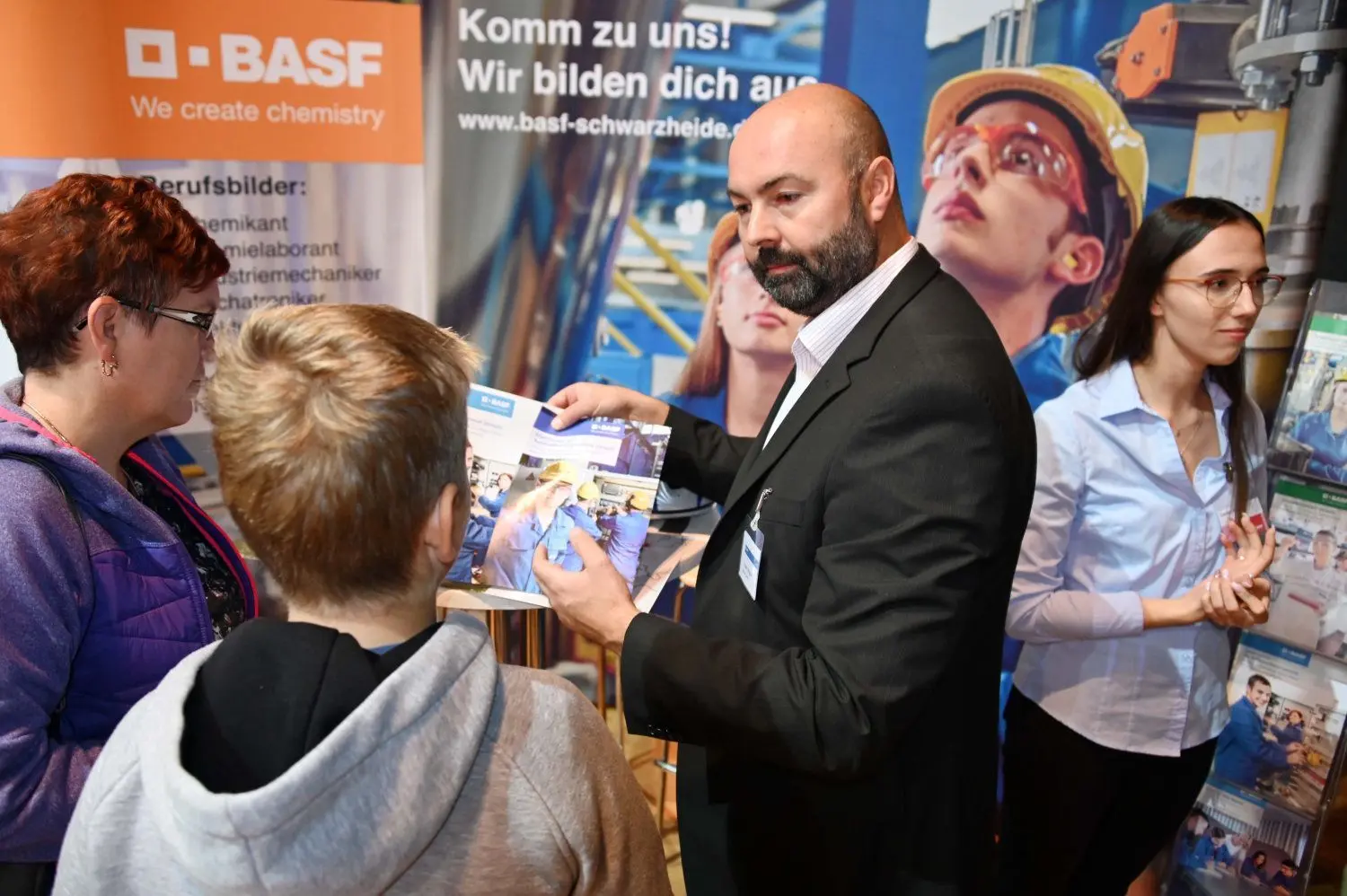 Ausbildungsmesse IBob in Cottbus: Torsten Wagner (r.) beantwortete am Stand der BASF viele Fragen zu Ausbildungsmöglichkeien in der Chemiebranche.