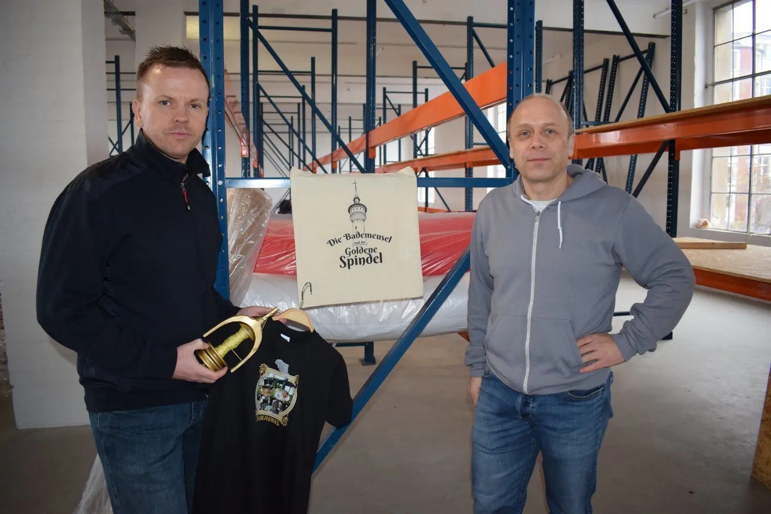 Sven Diestelow (r.), Modeproduzent aus Lübeck, will mit Enrico Schnick eine Kinderkollektion herausbringen. In der alten Tuchfabrik sollen Stoffe und Material gelagert, aber auch Teile der Herstellung übernommen werden. Das Lager wird derzeit eingerichtet.