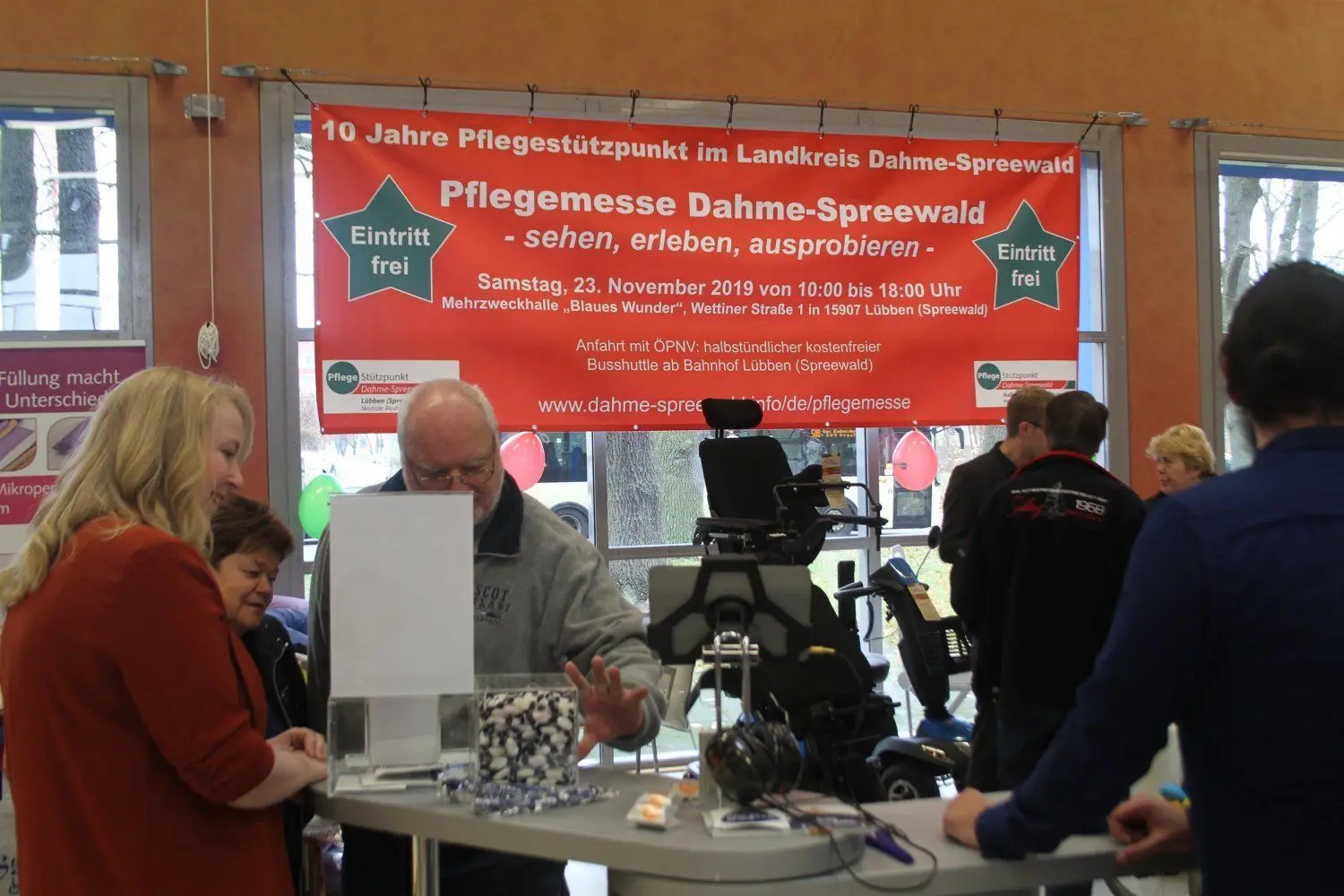 Exakt 54 Aussteller füllten die Lübbener Mehrzweckhalle am Samstag. Der Pflegestützpunkt des Landkreises Dahme-Spreewald hatte sich und vielen anderen zum zehnten Geburtstag eine Messe geschenkt.