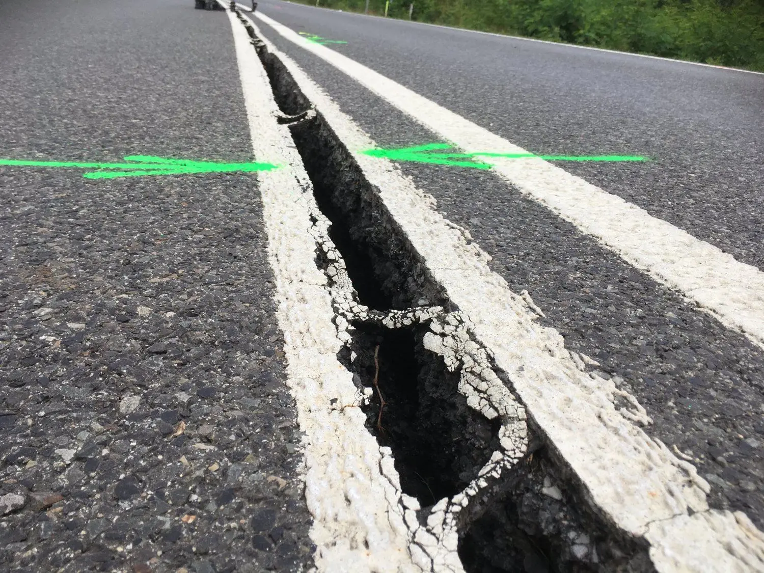 Im August 2020 hatte sich ein Bereich der B 97 zwischen Hoyerswerda und Schwarze Pumpe gesetzt. Ein war ein breiter Riss in der Straße entstanden. Dieser Abschnitt ist jetzt repariert worden.