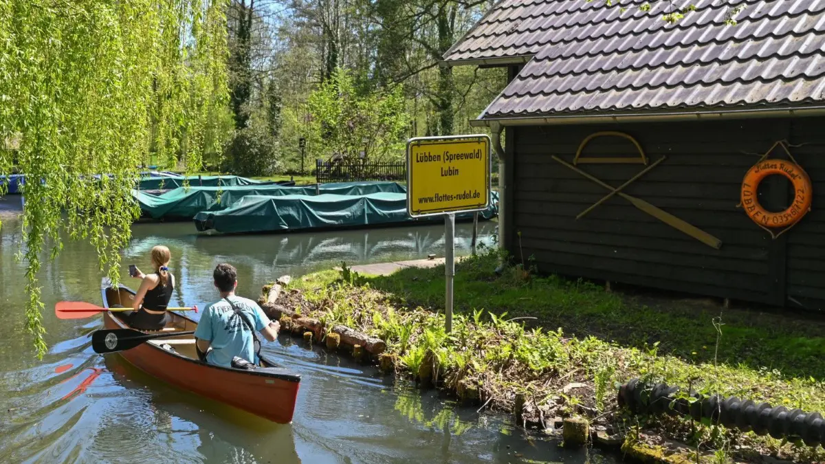 Trotz Corona nimmt der Tourismus im Spreewald jetzt wieder so langsam Fahrt auf.
09.05.2021, Brandenburg, Lübben: Bei schönstem Frühlingswetter und 25 Grad Celsius sind Wassersportler auf der Spree in der Spreewaldstadt Lübben unterwegs. Viele Besucher und Tagestouristen verbrachen das Wochenende im und am Wasser des Spreewaldes. Foto: Patrick Pleul/dpa-Zentralbild/dpa +++ dpa-Bildfunk +++