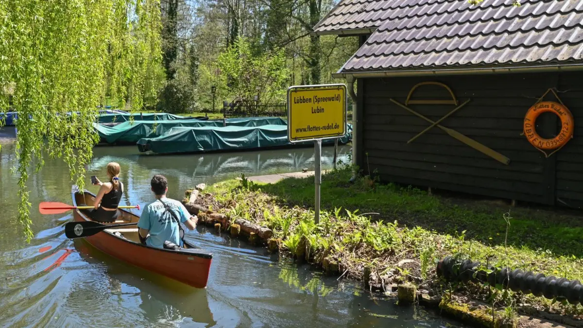 Trotz Corona nimmt der Tourismus im Spreewald jetzt wieder so langsam Fahrt auf.
09.05.2021, Brandenburg, Lübben: Bei schönstem Frühlingswetter und 25 Grad Celsius sind Wassersportler auf der Spree in der Spreewaldstadt Lübben unterwegs. Viele Besucher und Tagestouristen verbrachen das Wochenende im und am Wasser des Spreewaldes. Foto: Patrick Pleul/dpa-Zentralbild/dpa +++ dpa-Bildfunk +++